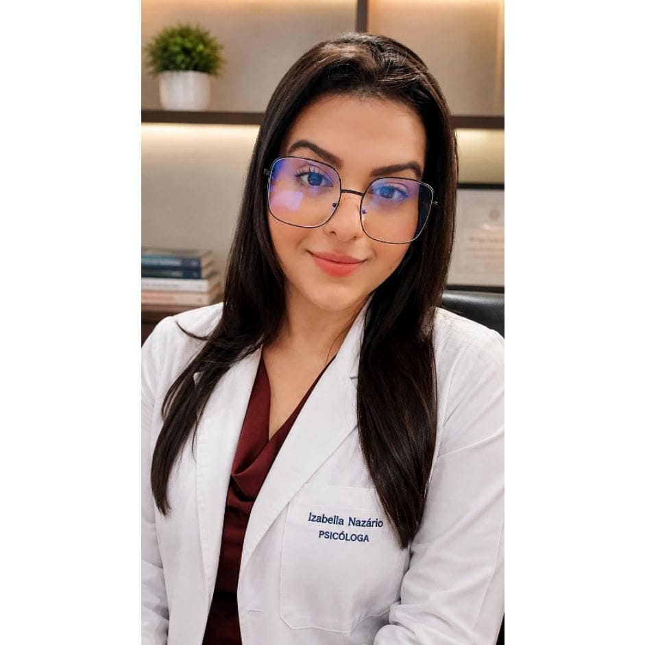 Izabella Nazário, psicóloga, sorrindo no consultório