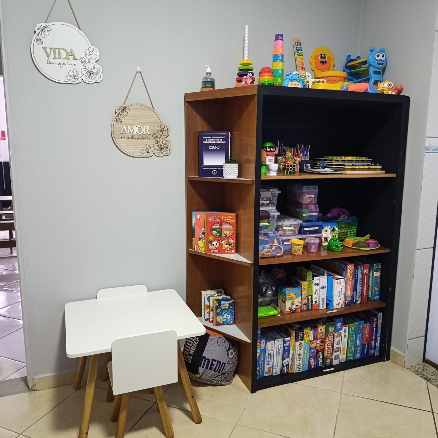 Sala lúdica infantil do consultório, com brinquedos e materiais de acolhimento